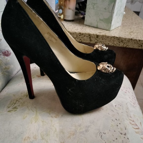 Black high heels with skull accent - Picture 2 of 6